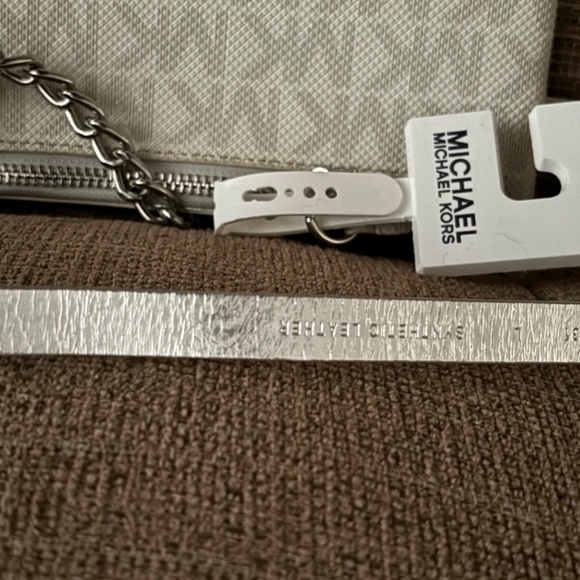 NWT Michael Kors White Wristlet w/Metal Chain and Silver Shoulder Handle - Picture 6 of 9